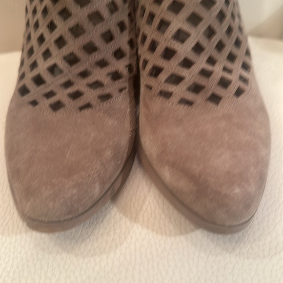 Crown Vintage 8.5 EUC Taupe Suede Booties Cut Out Closed Toe Chunky Heel - Picture 9 of 9